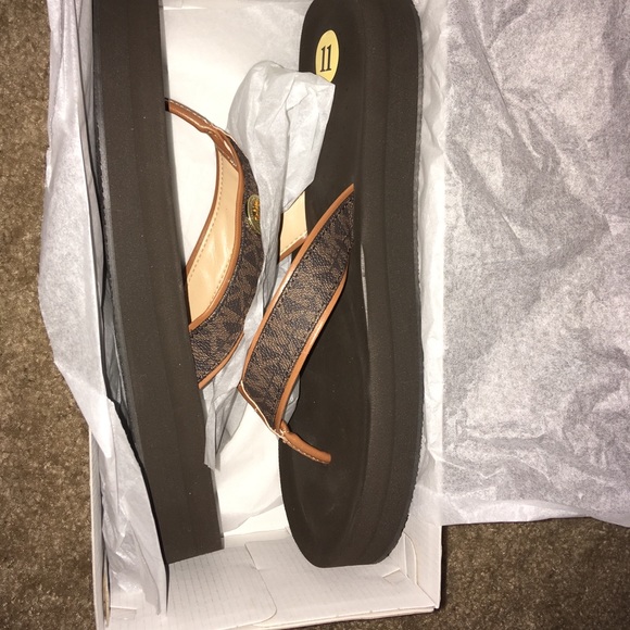 Last 1 Michael kors gage flip flops - Picture 3 of 7